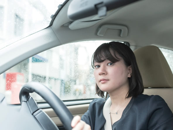 お客様のところへ移動<br />
お客様の訪問には社用車での移動もあります。安全運転はもちろん、直接お客様とお会いすることで生まれる信頼関係を大切にしています。